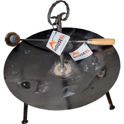 Kit barbecue gratar disc din otel si perie gratar profesionala HouseXL™, Din taler de tractor, Picioare detasabile, Maner rece, Grosime 5 mm, Diametru 51 centimetri, Negru