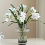 Buchet 5 fire narcise albe artificiale realiste, in stil minimalist, rezistente la UV, decorative, 3 flori, 3 boboci si 2 frunze pe fir, tulpina flexibila, 45 cm inaltime, diametru floare 8 cm