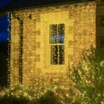 Instalatie Craciun, Tip Perdea, 1 m x 1 m, 60 LED-uri, Alb Cald, Controler, 8 jocuri de lumini, Interconectabila, Fir transparent, Interior/ Exterior, Flippy