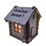 Casuta de Craciun din lemn personalizata, wenge cu LED alb cald - text Craciun Fericit, decoratiune pom de Craciun, asamblat, cu baterie, dimensiune 9x9x9 cm