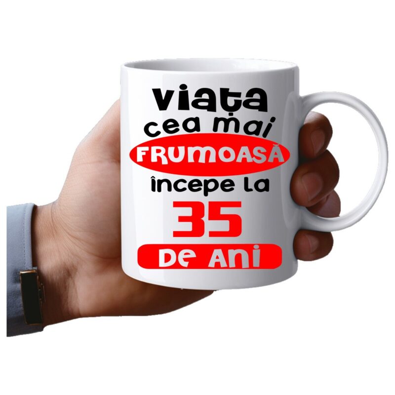Cana personalizata, Viata frumoasa incepe la 35 de ani sa arat asa, Ceramica, 330 ml, Maner si interior Alb