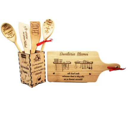 Set de bucatarie personalizat "Atentie, aici gateste Mama!", 6 piese - Tocator, linguri si spatule in cutie suport din lemn