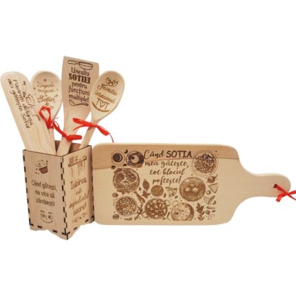 Set de bucatarie cadou personalizat pentru sotie, 6 piese - Tocator, linguri si spatule in cutie suport din lemn "Cand Sotia mea gateste, tot blocul pofteste", Rica Dreamart