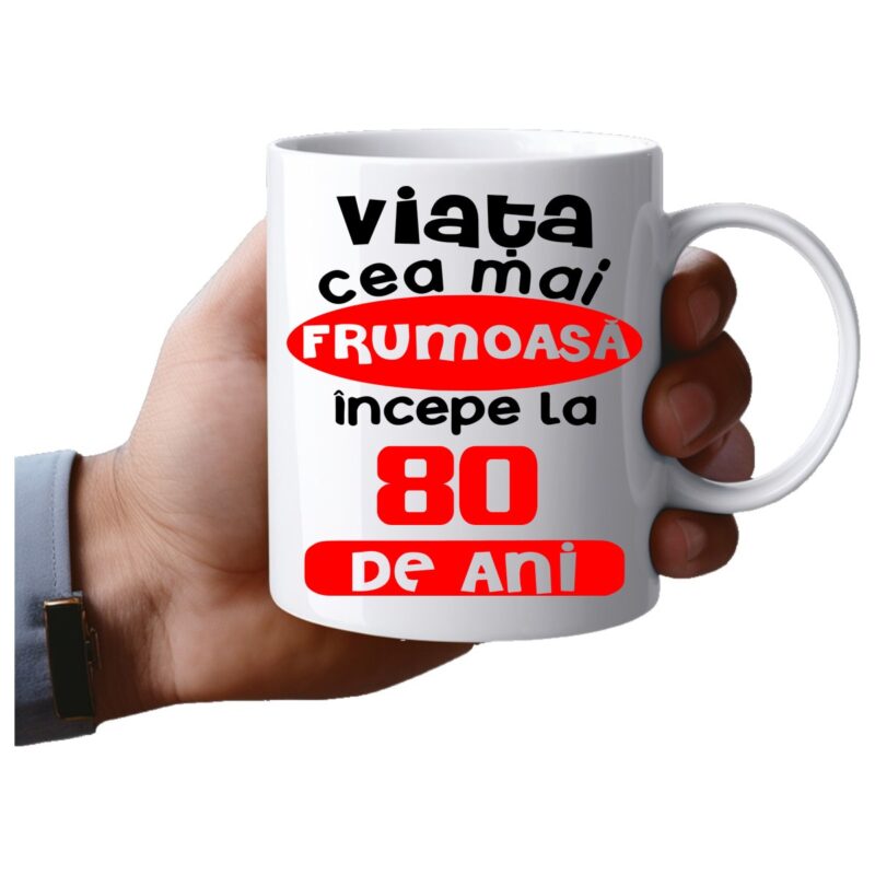 Cana personalizata, Viata frumoasa incepe la 80 de ani sa arat asa, Ceramica, 330 ml, Maner si interior Alb
