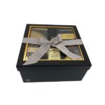 Set cadou barbati, Cutie eleganta cu Apa de Parfum Lattafa Perfumes Najdia in Gold 100ml, Cafea Davidoff Fine Aroma 250gr, Whisky Jack Daniel's Honey 200ml si praline Ferrero Rocher
