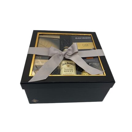 Set cadou barbati, Cutie eleganta cu Apa de Parfum Lattafa Perfumes Najdia in Gold 100ml, Cafea Davidoff Fine Aroma 250gr, Whisky Jack Daniel's Honey 200ml si praline Ferrero Rocher