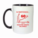 Cana personalizata cu interior negru, "Nu imbatranesc doar imi creste valoarea, 60 ani", 330ml