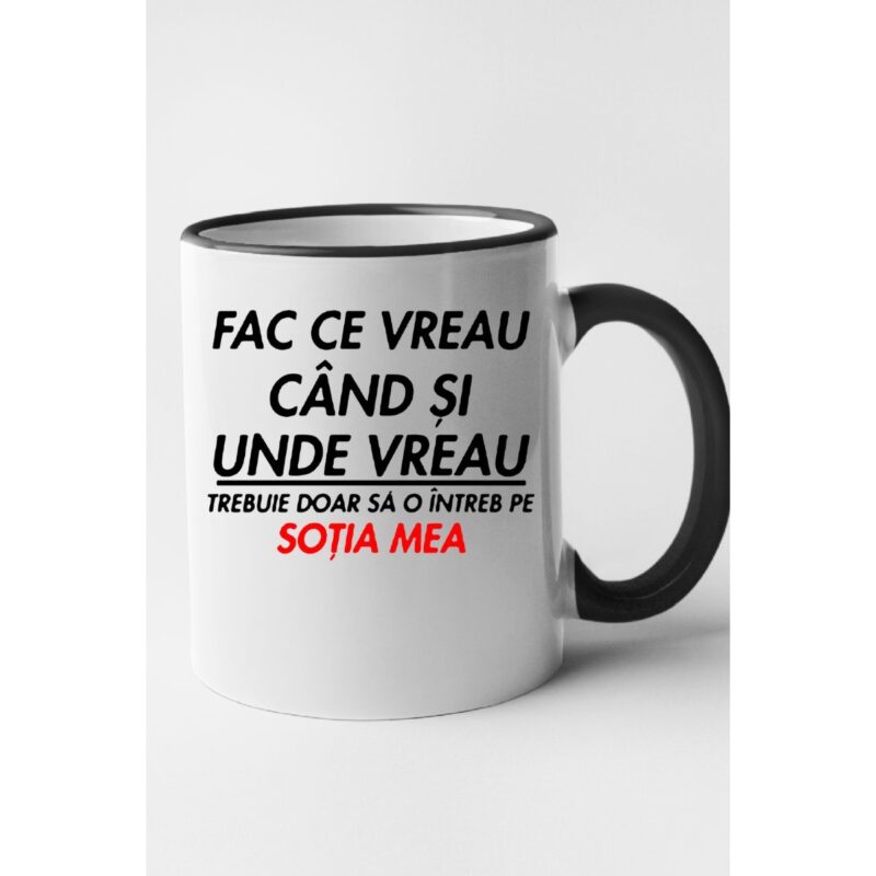 Cana personalizata cu imprimeu Fac ce vreau cand si unde vreau trebuie doar sa imi intreb sotia, Ceramica, 330 ml, Maner si interior Negru