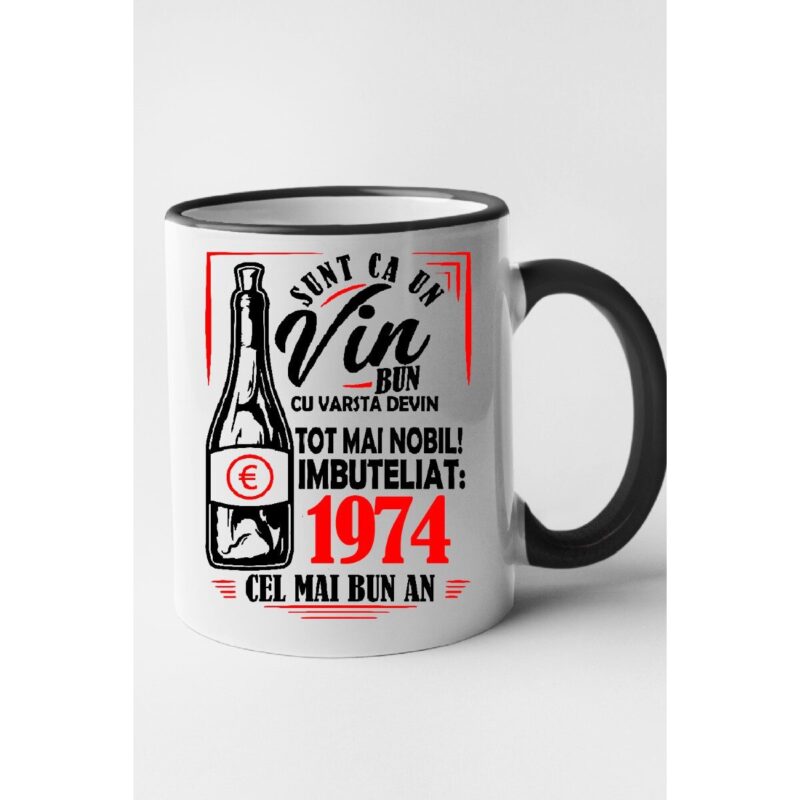 Cana personalizata cu imprimeu Sunt ca un vin bun, cu varsta devin tot mai nobil! imbuteliat: 1974, Ceramica, 330 ml, Maner si interior Negru