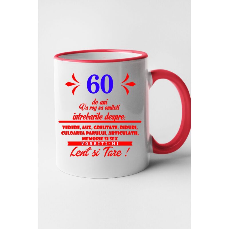 Cana personalizata cu imprimeu 60 ani - Va rog sa omiteti intrebari despre, Ceramica, 330 ml, Maner si interior Rosu