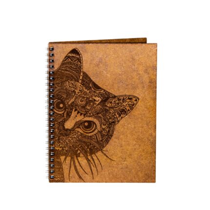 Agenda A5 personalizata din lemn cu pisica curioasa