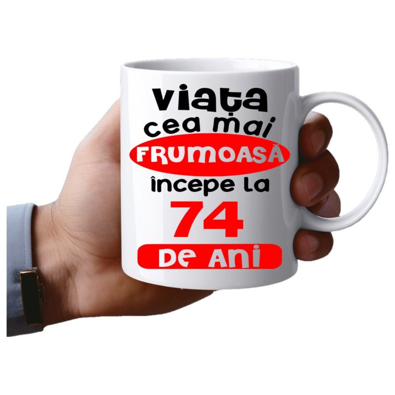 Cana personalizata, Viata frumoasa incepe la 74 de ani sa arat asa, Ceramica, 330 ml, Maner si interior Alb