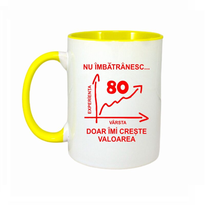Cana personalizata cu interior galben, "Nu imbatranesc doar imi creste valoarea, 80 ani", 330ml