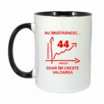 Cana personalizata cu interior negru, "Nu imbatranesc doar imi creste valoarea, 44 ani", 330ml