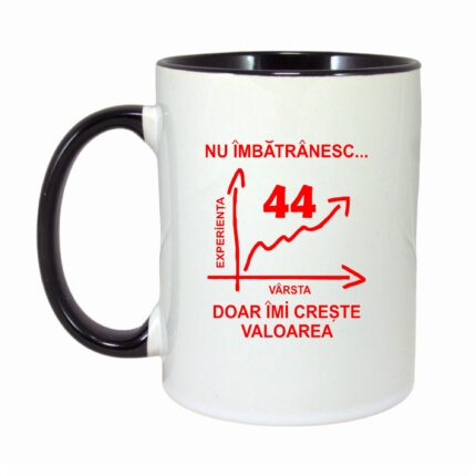 Cana personalizata cu interior negru, "Nu imbatranesc doar imi creste valoarea, 44 ani", 330ml