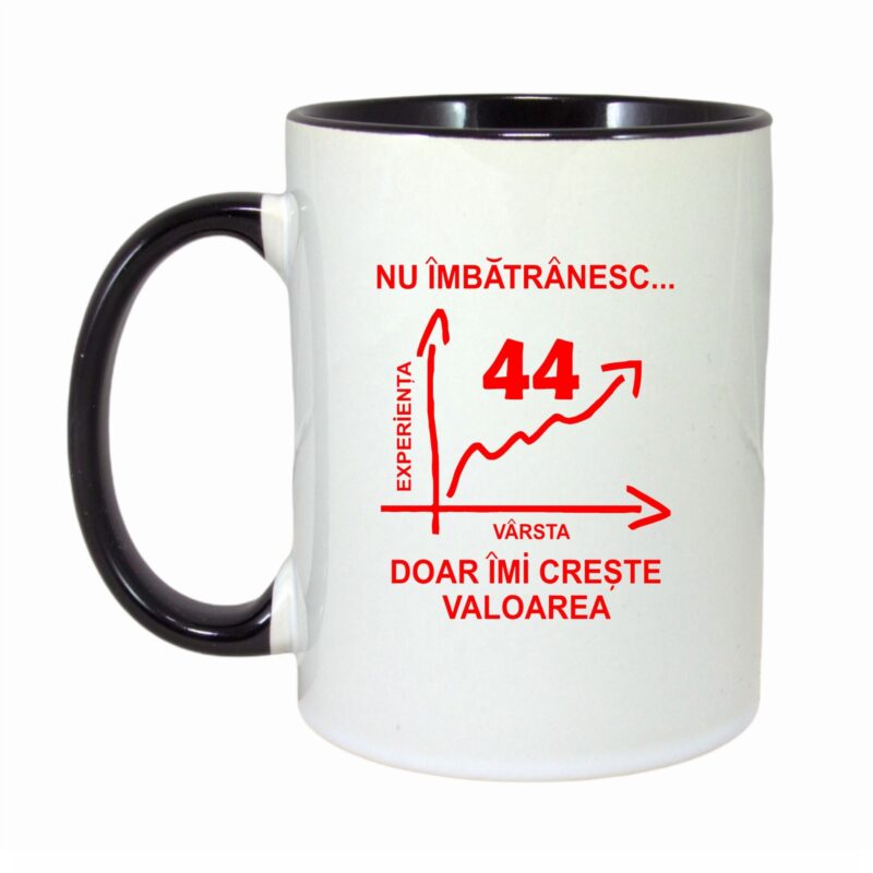 Cana personalizata cu interior negru, "Nu imbatranesc doar imi creste valoarea, 44 ani", 330ml