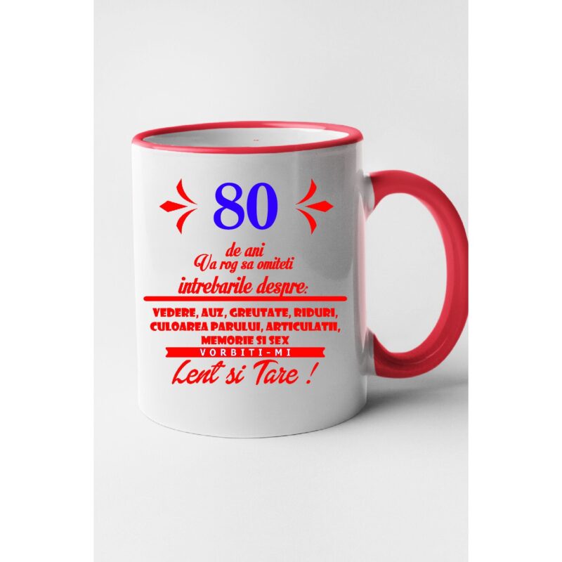 Cana personalizata cu imprimeu 80 ani - Va rog sa omiteti intrebari despre, Ceramica, 330 ml, Maner si interior Rosu