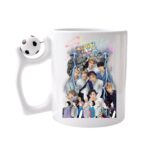 Cana personalizata cu imprimeu Stray Kids, Ceramica, 330 ml, Maner cu minge de fotbal