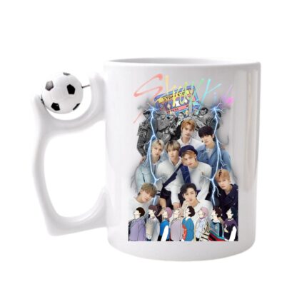 Cana personalizata cu imprimeu Stray Kids, Ceramica, 330 ml, Maner cu minge de fotbal