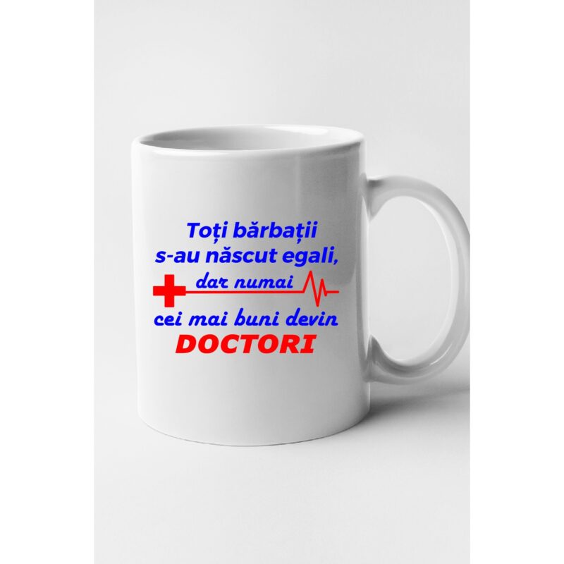 Cana personalizata cu imprimeu Toti barbatii s-au nascut egali, dar cei mai buni devin doctori, Ceramica, 330 ml, Maner si interior Alb