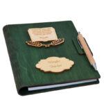 Agenda A5 din lemn personalizata, Verde, Piksel, Absolvire, Profesori, Invatatori, 100 pagini si pix din lemn inclus