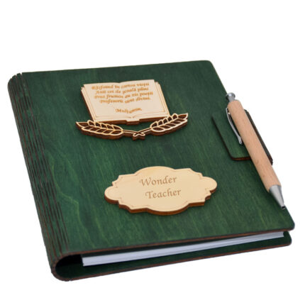 Agenda A5 din lemn personalizata, Verde, Piksel, Absolvire, Profesori, Invatatori, 100 pagini si pix din lemn inclus