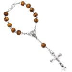 Bratara rozariu Cozevdnt, margele rosii, medalion Sfantul Benedict, crucifix, pentru masina