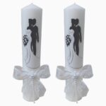 Set 2 bucati Lumanari Cununie groase, cu diametrul 7 cm si lungimea de 35 cm, cu siluetele unor miri pe negru si fundite din panglici imprimate