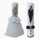Set 2 bucati Lumanari de Cununie groase cu diametrul 7 cm si lungimea de 35 cm, cu desenul unei mirese respectiv a unui mire, ornate cu tull, flori artificiale si panglici