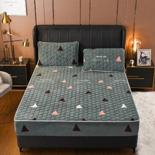Set moale si confortabil (asternut + 2 fete de perna) VELVETLUX - Verde cu triunghiuri 140 x 200