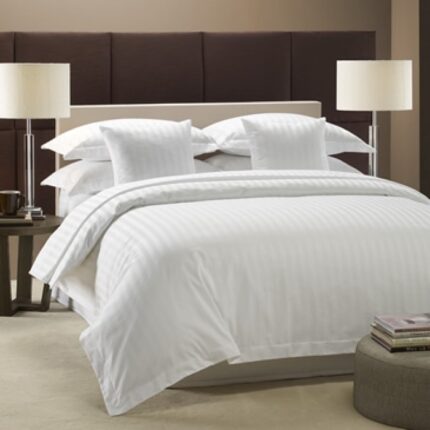 Set 5 piese Lenjerie de pat 4 piese Kotonia Home Hotel XXL si pilota de iarna, 100% bumbac, Damasc, dungi late, Alb