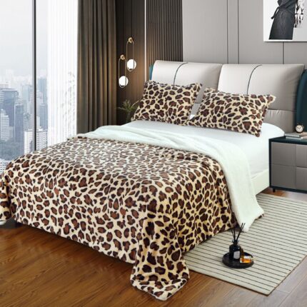 Set Patura Cocolino cu Blanita, 3 Piese, pentru Pat Dublu, 2 Fete de Perna, 200x230 cm, Leopard