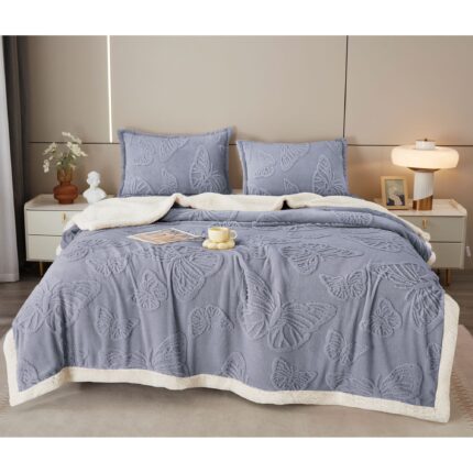 Set Patura Cocolino cu Blanita, Model cu Fluturi in relief, Patura cu blanita si doua fete de perna, 200x230cm, pentru pat dublu, Gri Albastru
